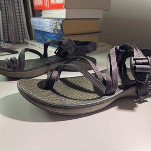 Chacos sz 7, toe loop & textured footbed, fully adjustable & ready for summer!